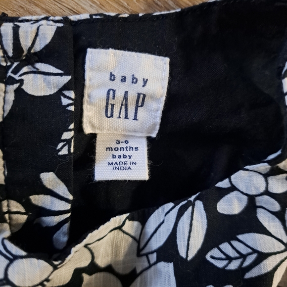 Baby Gap Floral Black White Sleeveless Romper Bottom Snaps Baby Size 3-6 Months - Picture 6 of 9